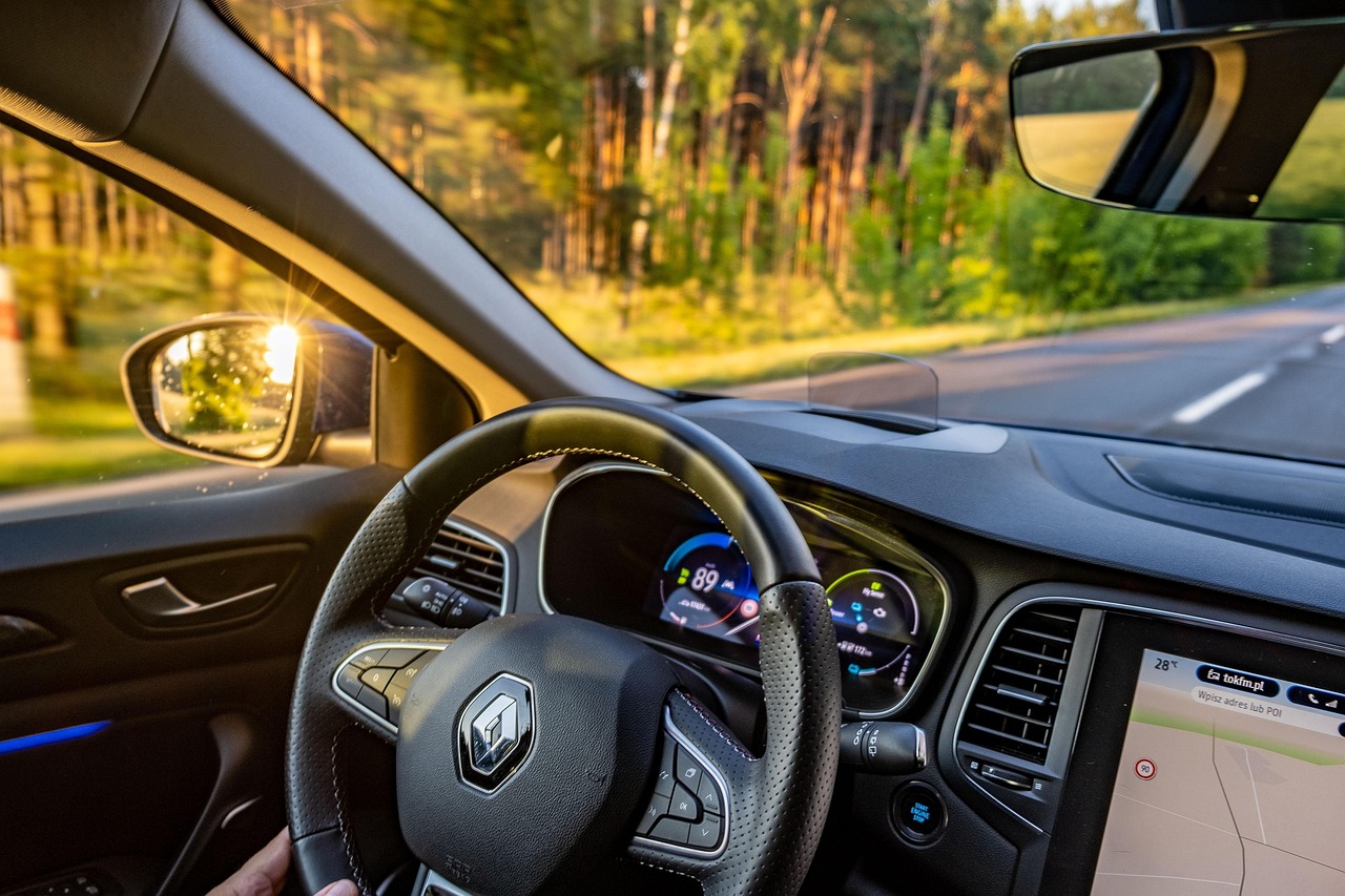 Wnętrze samochodu renault clio z widokiem na kierownicę i przednia szybę