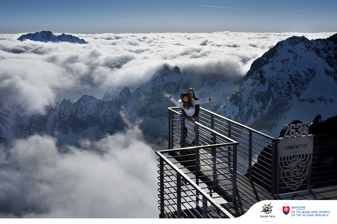 Platforma widokowa na Łomnickim Szczycie 2634 m n.p.m., panorama Tatr Wysokich zimą.