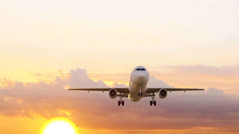 Samolot pasażerski podczas startu o wschodzie słońca