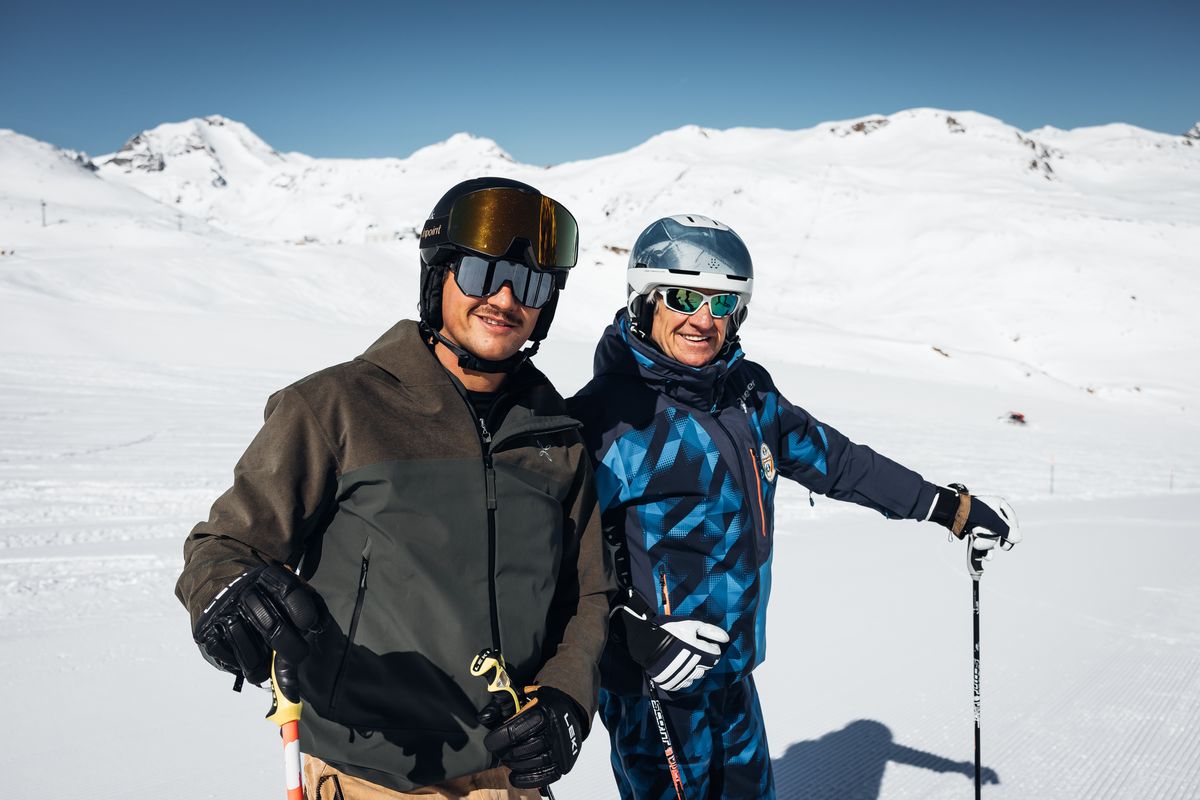 Narciarze na lodowcu Val Senales, jazda na nartach w wiosennych warunkach