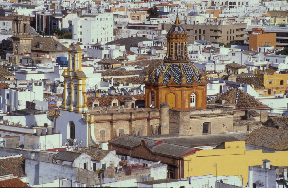 Widok na dachy starego miasta w Sewilli i kopuły historycznych kościołów oglądane z wieży Giralda.
