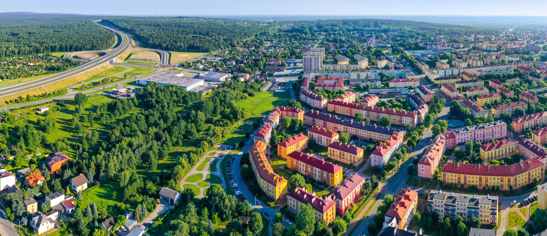 Panorama Skarżyska-Kamiennej z lotu ptaka, z osiedlami mieszkaniowymi, lasami i trasą S7.
