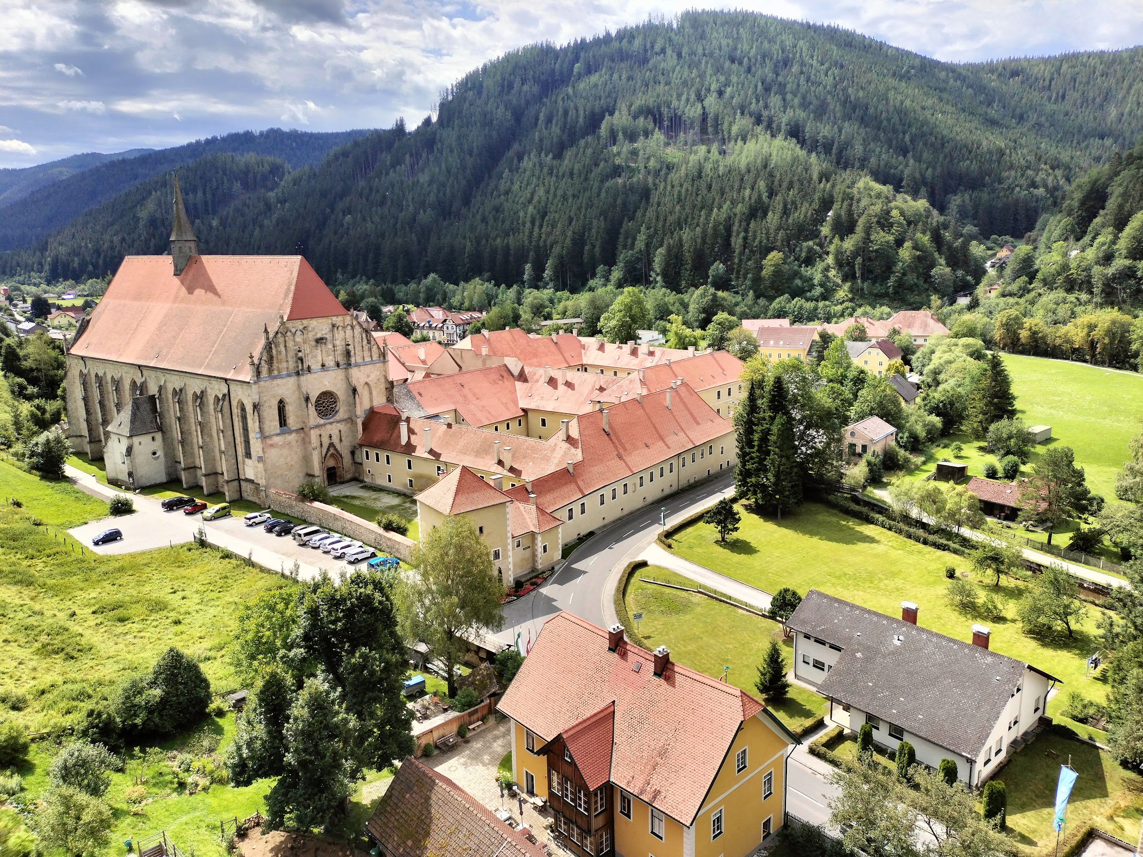 Skaliste wzgórze z krzyżem i tradycyjna zabudowa w Neuberg an der Mürz
