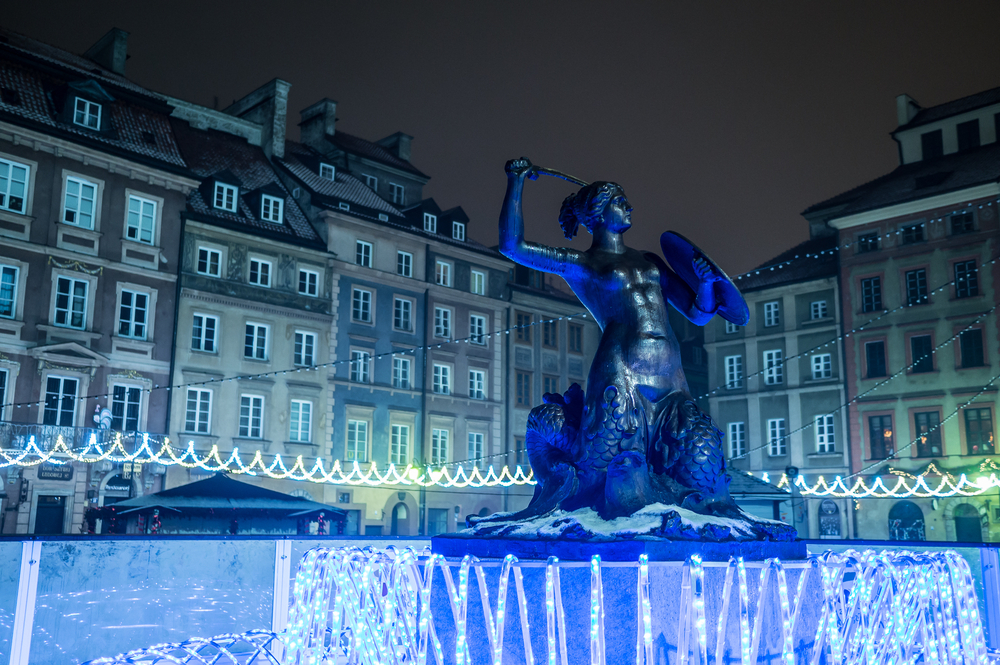 Pomnik Syrenki na Rynku Starego Miasta w Warszawie podczas spaceru miejskiego.