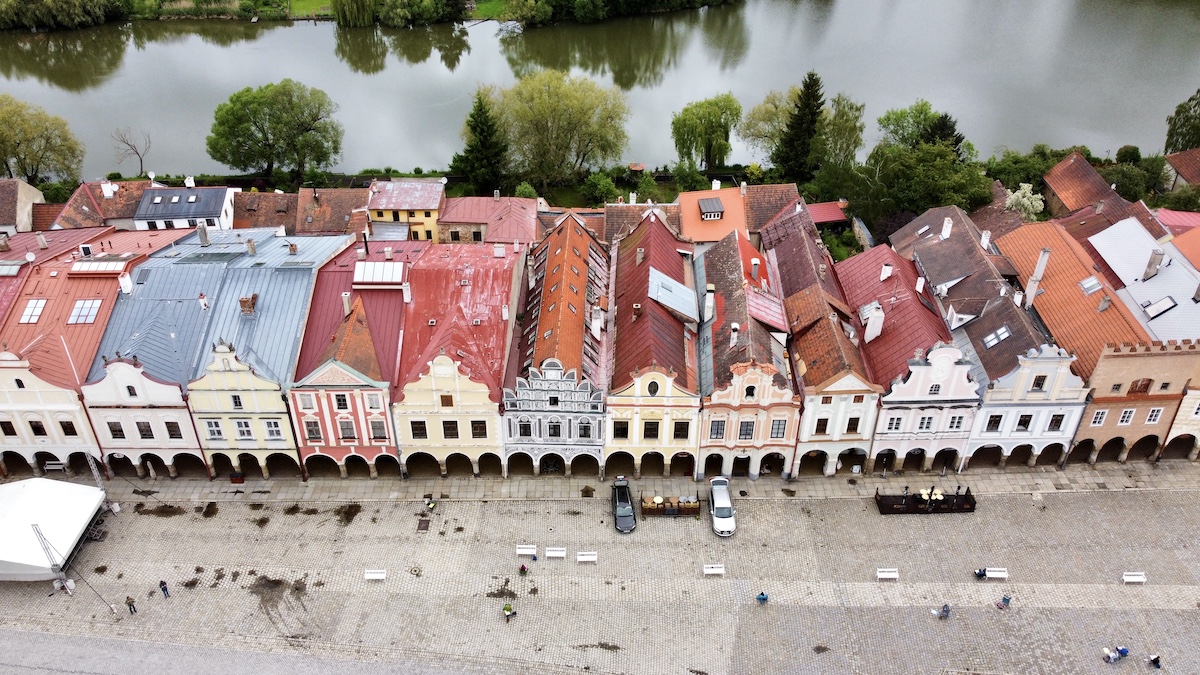 Kolorowe kamienice z arkadami przy rynku w Telču widziane z góry