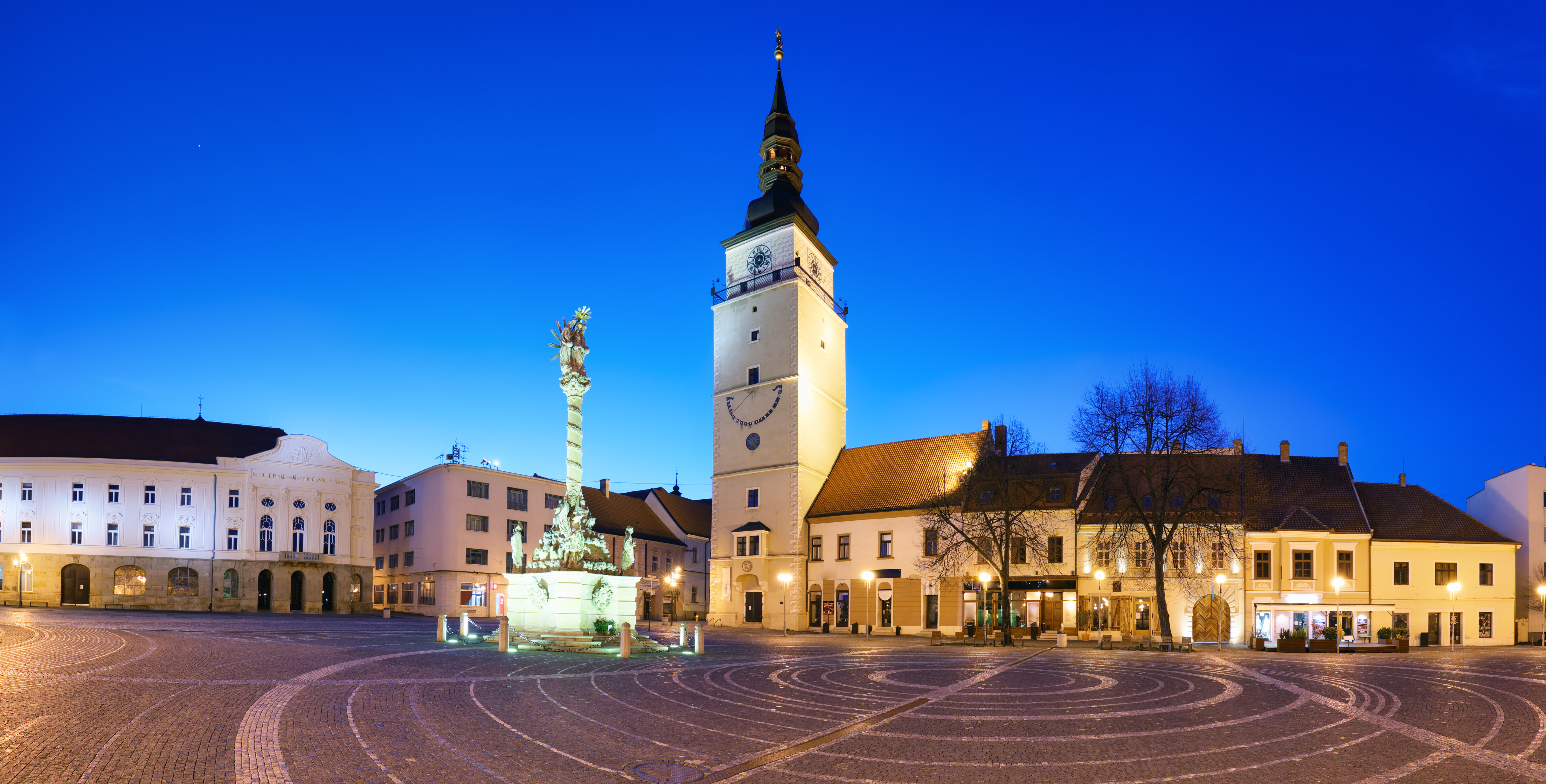 Widok na deptak, wieżę i zabudowę historycznego centrum Trnawy..