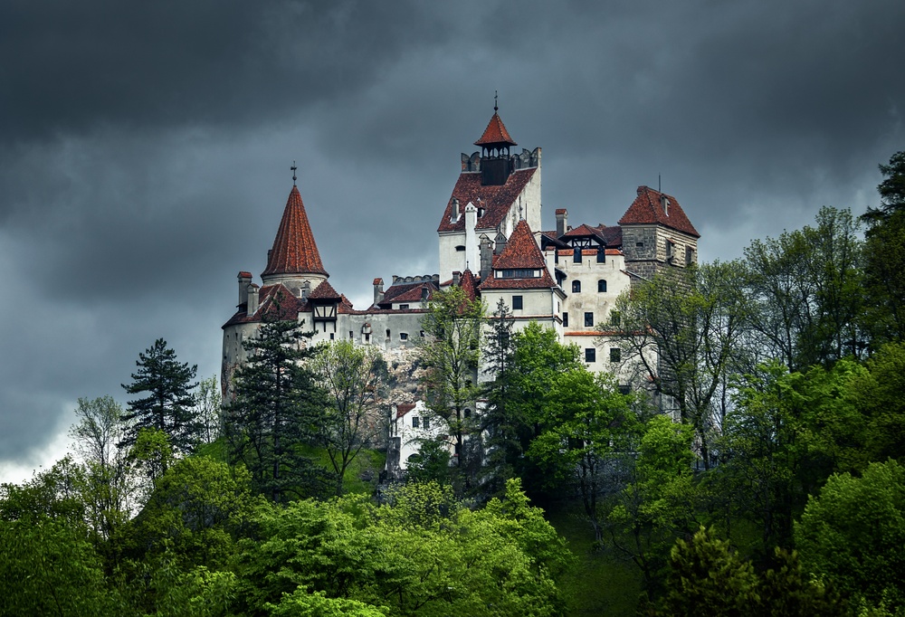 Zamek Bran na skalistym wzgórzu w Transylwanii w Rumunii