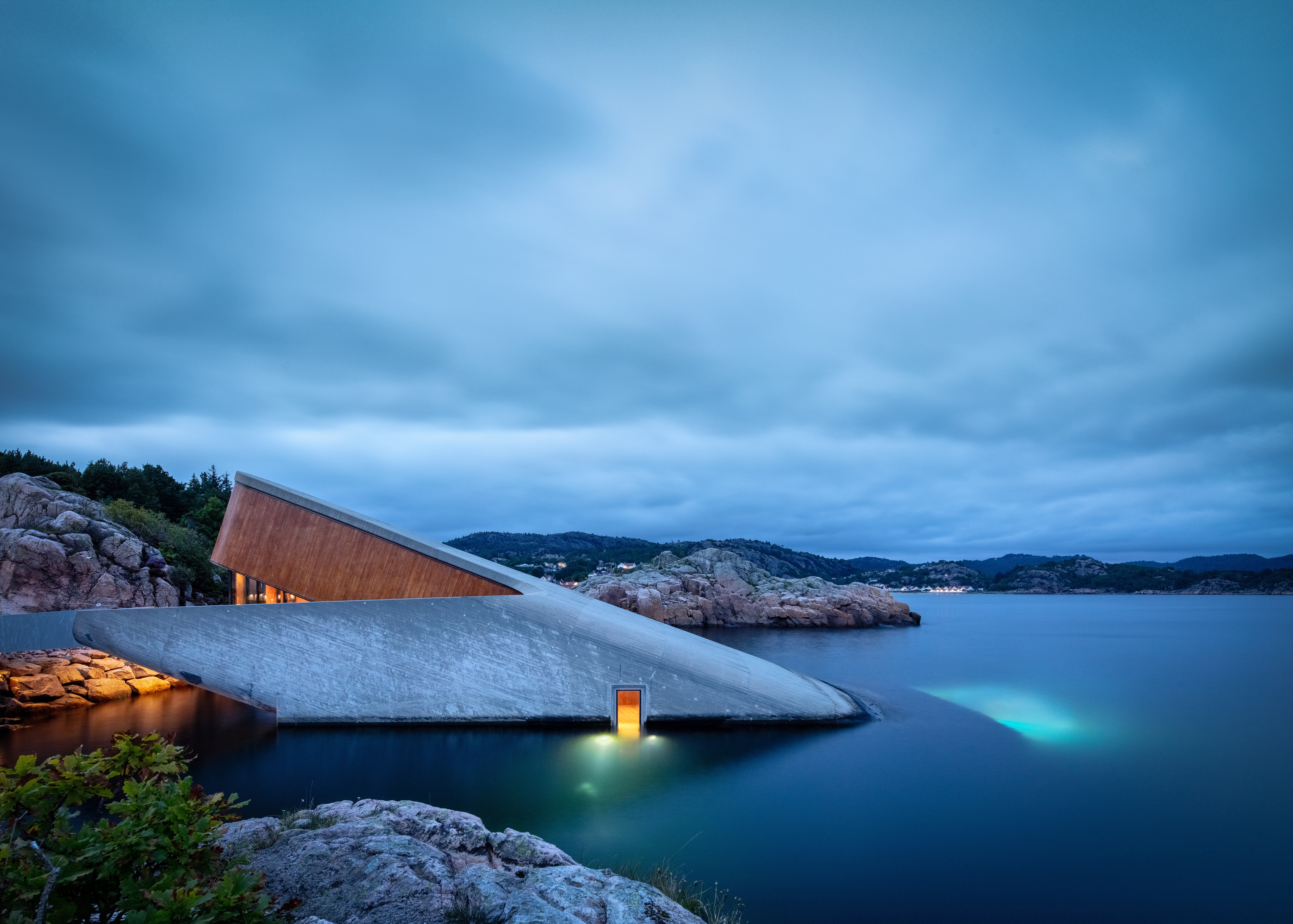Podwodna restauracja Under w Lindesnes w Norwegii, częściowo zanurzona w morzu
