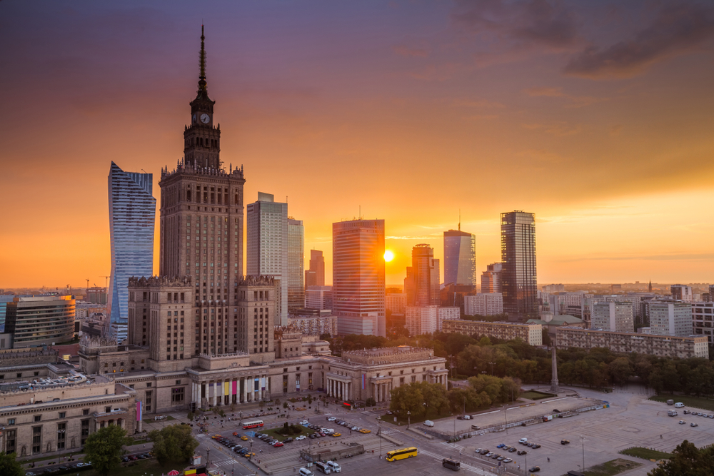 Panorama Warszawy o zachodzie słońca z Pałacem Kultury i nowoczesnymi wieżowcami