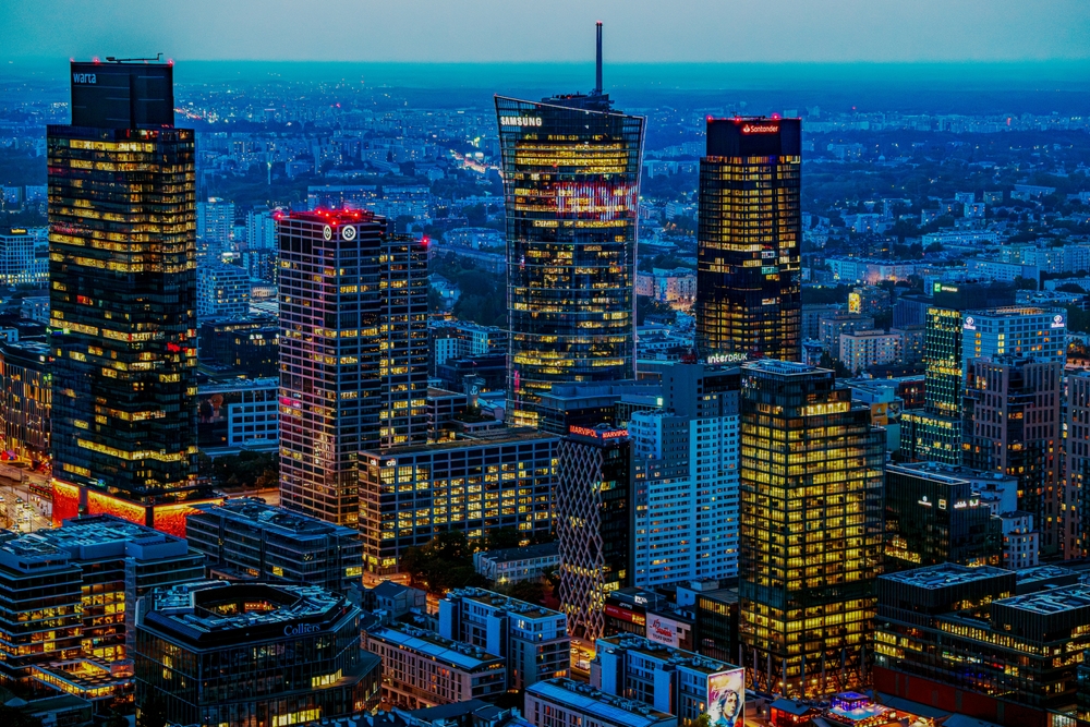 Warszawa centrum panorama wieżowce nocą, nowoczesne biurowce w Śródmieściu