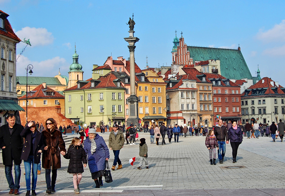 Plac Zamkowy w Warszawie z Kolumną Zygmunta i spacerującymi ludźmi