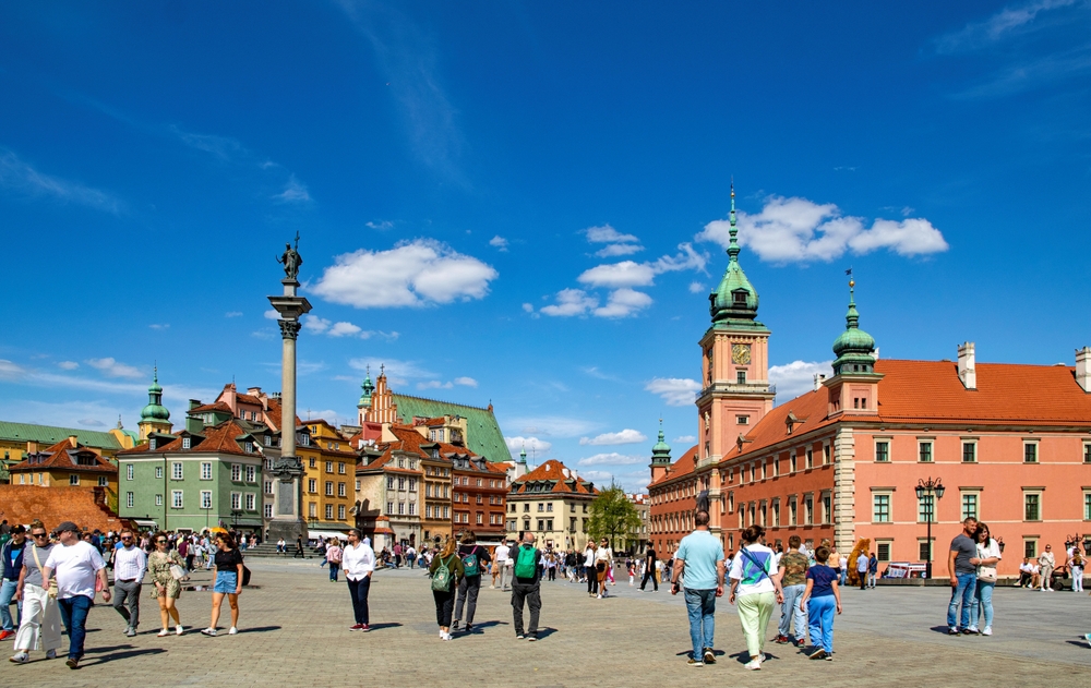Plac Zamkowy i Stare Miasto w Warszawie w słoneczny majowy dzień.