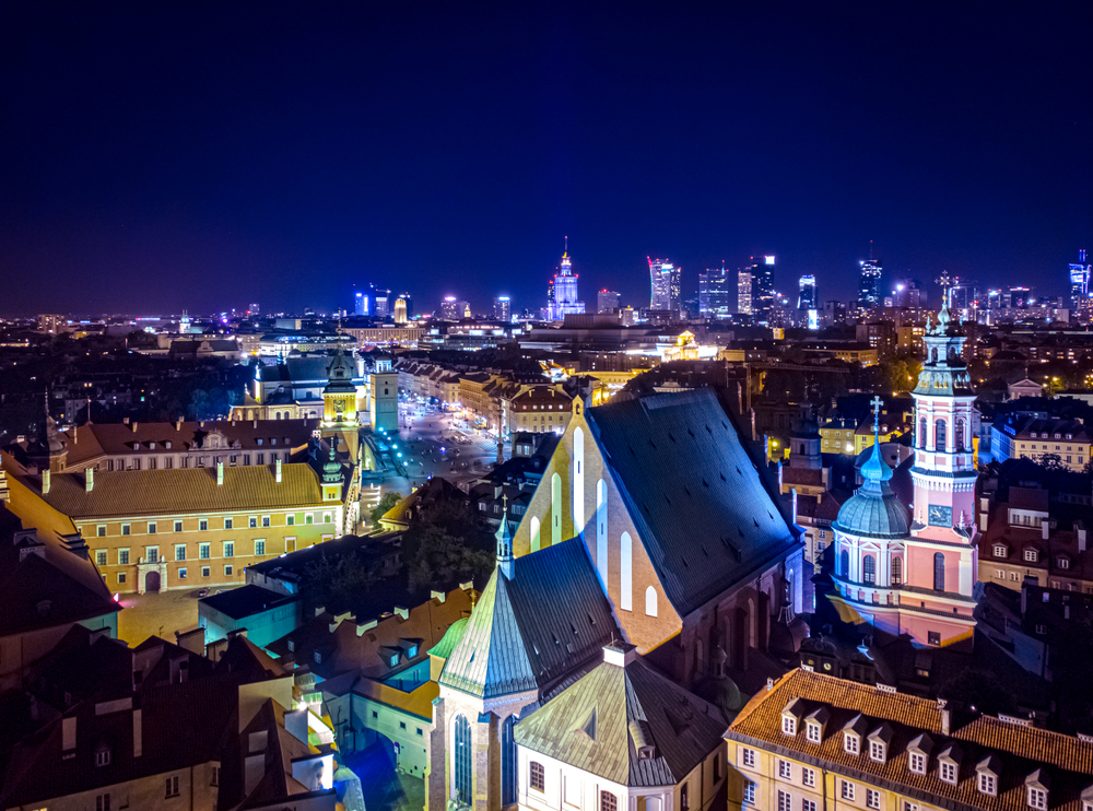 Nocna panorama Warszawy ze Starym Miastem, Pałacem Kultury i wieżowcami w tle