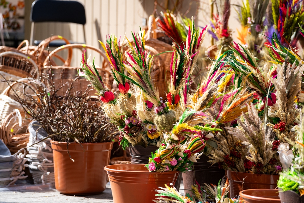 Ręcznie robione palmy wielkanocne kosze wiklinowe jarmark wielkanocny stoisko