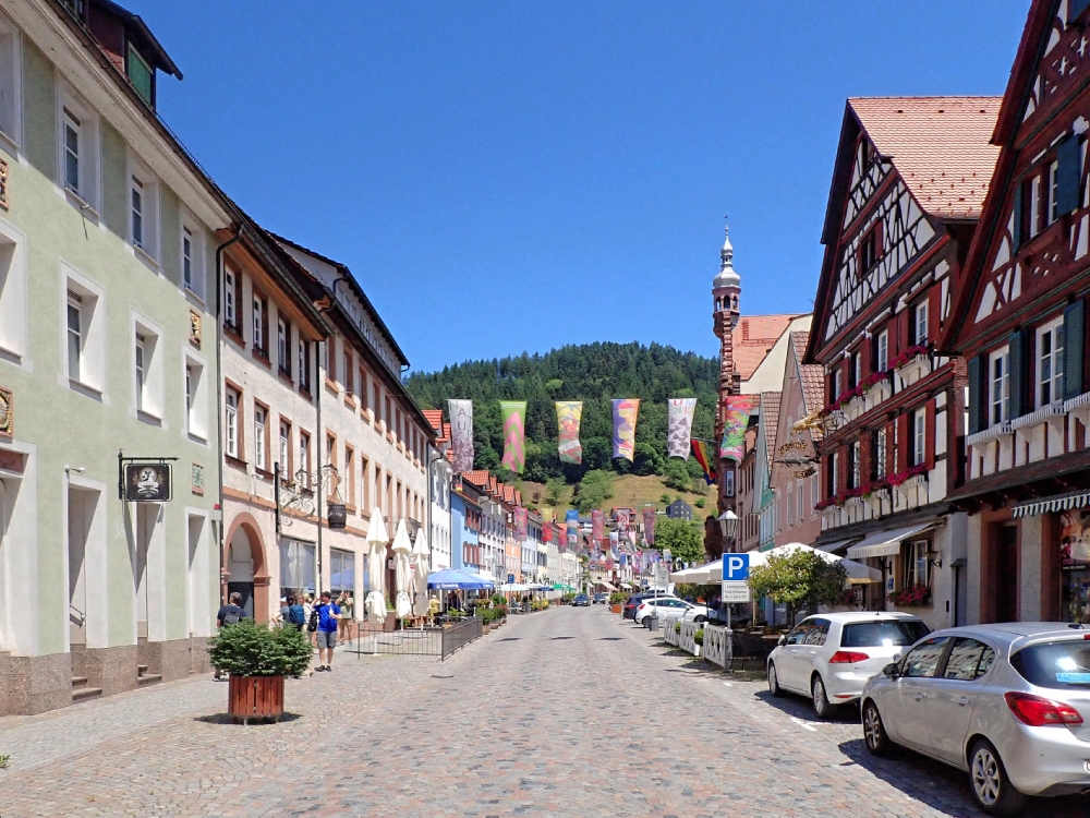 Zabytkowa ulica z kolorowymi kamienicami w centrum Wolfach w Szwarcwaldzie.