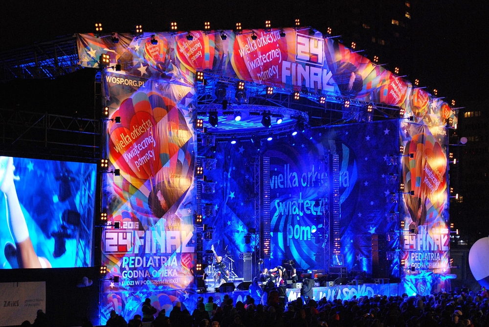 Scena finału WOŚP w Warszawie, koncert plenerowy podczas zbiórki.