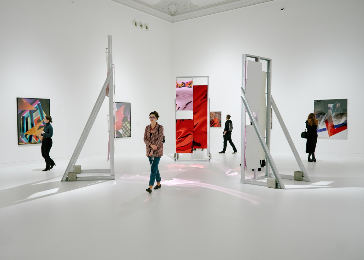 Zwiedzający oglądają instalację i fotografie Barbary Kasten na wystawie „Postabstrakcja” w Zachęcie.