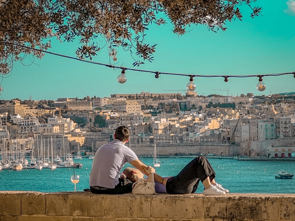 Valletta Malta widok na Wielki Port i zakochana para nad morzem