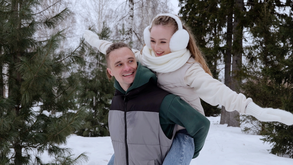 Para na zimowym spacerze w lesie w Polsce.